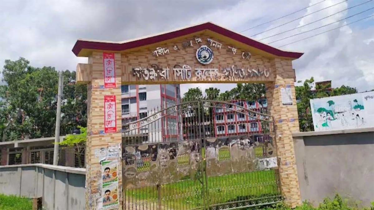 প্রথম পত্র পরীক্ষায় দ্বিতীয় পত্রের প্রশ্ন, ২০ মিনিট পর দেওয়া প্রশ্নপত্রও গত বছরের!