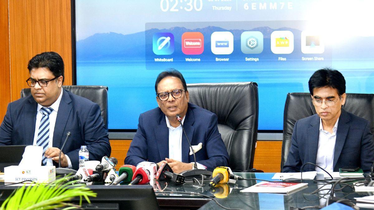বৃহস্পতিবার আইসিটি টাওয়ারে সংবাদ সম্মেলন করেন বিজ্ঞান ও প্রযুক্তিমন্ত্রী ফকির মাহবুব আনাম। ছবি: পিআইডি