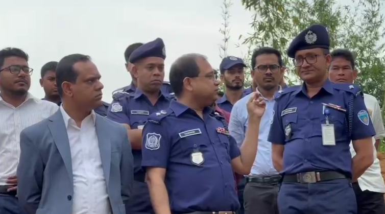 জেলা প্রশাসক, পুলিশ সুপারসহ সংশ্লিষ্ট কর্মকর্তারা ঘটনাস্থল পরিদর্শন করেছেন। ছবি: রাজনীতি ডটকম