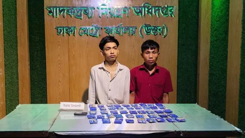 যাত্রাবাড়ীতে বাসে তল্লাশি, ৯ হাজার পিস ইয়াবাসহ ২ তরুণ গ্রেপ্তার