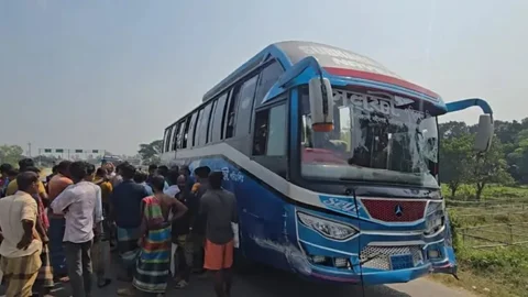 দুর্ঘটনাকবলিত সেলফি পরিবহনের বাস। ছবি: সংগৃহীত