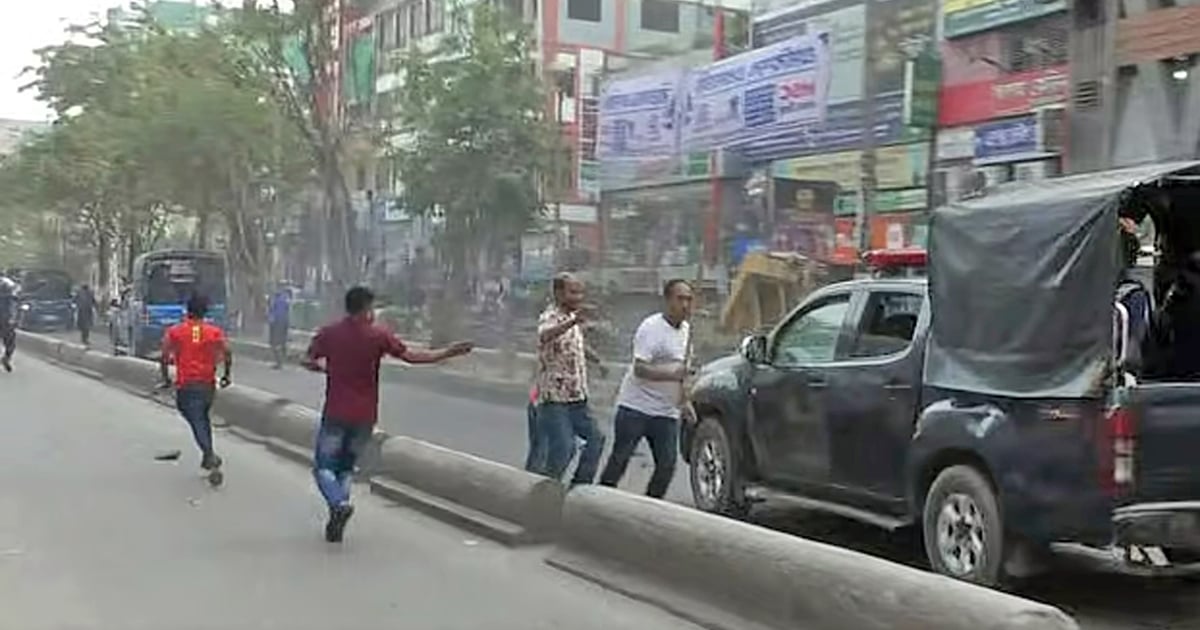 আইভীকে নিয়ে যাওয়ার সময় পুলিশের গাড়িতে হামলার ঘটনাও ঘটে। ছবি: ফোকাস বাংলা