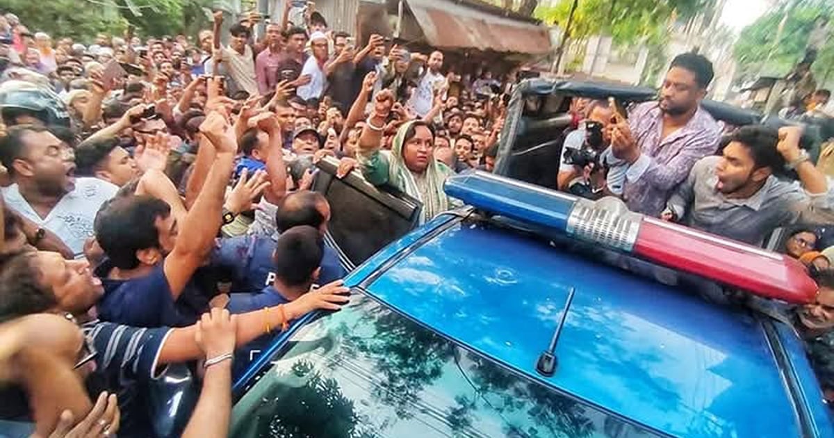 সারা রাত পুলিশ চুনকা কুটির ঘিরে রেখেছিল। তবে আইভী বলেছিলেন, সকাল হলে তিনি পুলিশের সঙ্গে যাবেন। ছবি: ফোকাস বাংলা