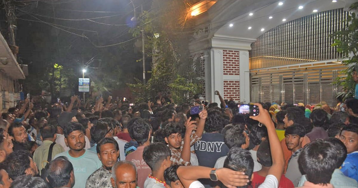 সারা রাত পুলিশ চুনকা কুটির ঘিরে রেখেছিল। তবে আইভী বলেছিলেন, সকাল হলে তিনি পুলিশের সঙ্গে যাবেন। ছবি: ফোকাস বাংলা