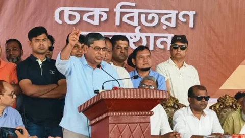 অনুষ্ঠানে প্রধান অতিথির বক্তব্য দেন স্থানীয় সরকার প্রতিমন্ত্রী মীর শাহে আলম। ছবি: সংগৃহীত