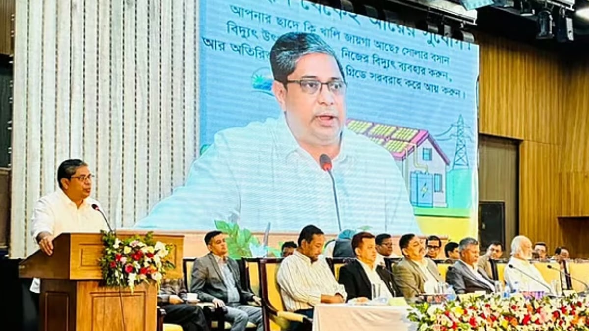 ‘সৌরবিদ্যুৎ, ডেঙ্গু প্রতিরোধ ও উন্নয়ন কর্মসূচি পর্যালোচনা সভা’য় কথা বলেন স্থানীয় সরকার প্রতিমন্ত্রী মীর শাহে আলম। ছবি: সংগৃহীত