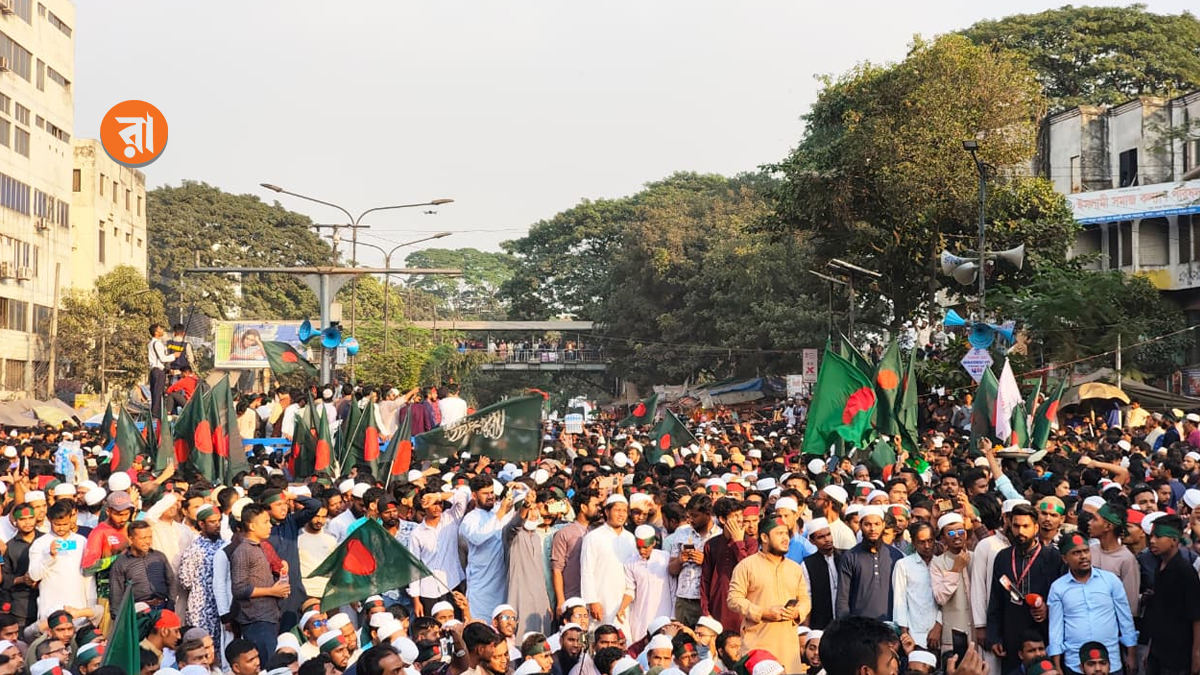 শুক্রবার বিকেলে শাহবাগ মোড়ে ওসমান হাদির জন্য অপেক্ষমাণ বিক্ষোভকারীরা তার নামে নানা স্লোগান দেন। ছবি: রাজনীতি ডটকম