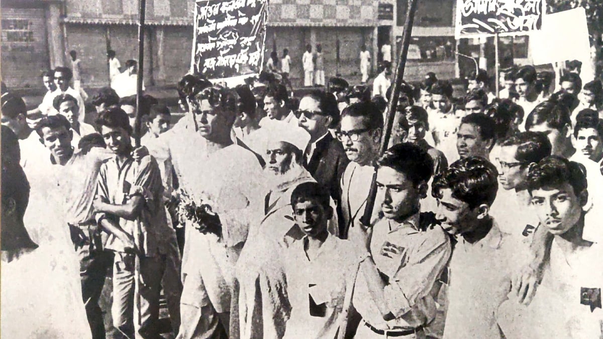 ১৯৬৪ সালের ২১ ফেব্রুয়ারি শহিদ দিবসের প্রভাতফেরিতে মওলানা আবদুল হামিদ খান ভাসানী ও তাজউদ্দীন আহমেদসহ অন্যদের সঙ্গে শেখ মুজিবুর রহমান। ছবি: সংগৃহীত