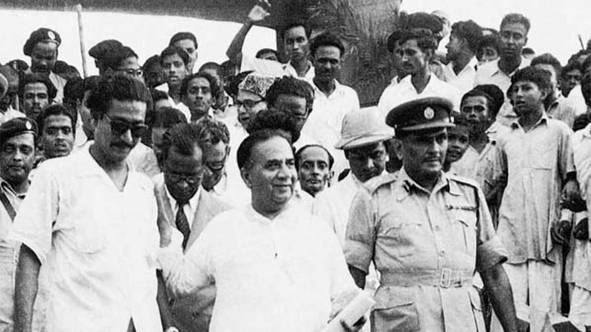 ১৯৫৬ সালে পাকিস্তানের তৎকালীন প্রধানমন্ত্রী ও রাজনৈতিক শিক্ষাগুরু হোসেন শহীদ সোহরাওয়ার্দীর সঙ্গে শেখ মুজিবুর রহমান। ছবি: সংগৃহীত
