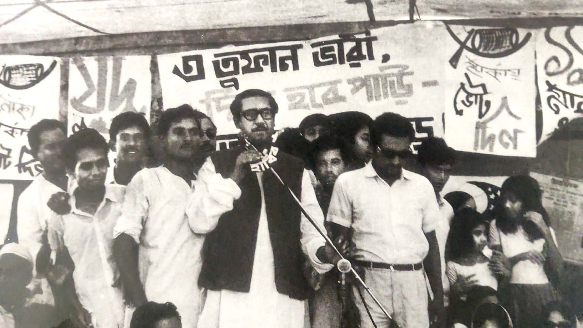 ১৯৭০ সালের জাতীয় নির্বাচনের প্রচারে ঢাকার তেজগাঁওয়ের জনসভায় শেখ মুজিব। ছবি: সংগৃহীত