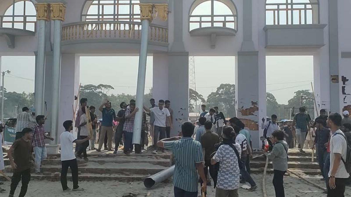 বাণিজ্য মেলার মাঠে সচিবালয় স্থানান্তরের সিদ্ধান্তে শেকৃবি শিক্ষার্থীদের প্রতিবাদ, ভাঙচুর