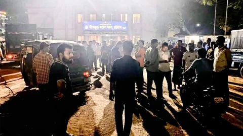 যুবদল নেতা ইসমাইলকে ছাড়িয়ে আনতে বৃহস্পতিবার রাতে সীতাকুণ্ড থানায় বিএনপি-যুবদলের নেতাকর্মীদের ভিড়। ছবি: সংগৃহীত