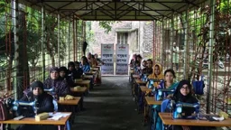 নেত্রকোনায় ৪০ নারীর হাতে বসুন্ধরা শুভসংঘের সেলাই মেশিন