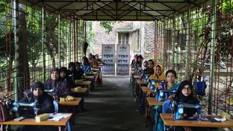 নেত্রকোনার সদর ও বারহাট্টা উপজেলায় ৪০ অসচ্ছল নারীর মধ্যে সেলাই মেশিন বিতরণ করেছে বসুন্ধরা শুভসংঘ। ছবি: সংগৃহীত
