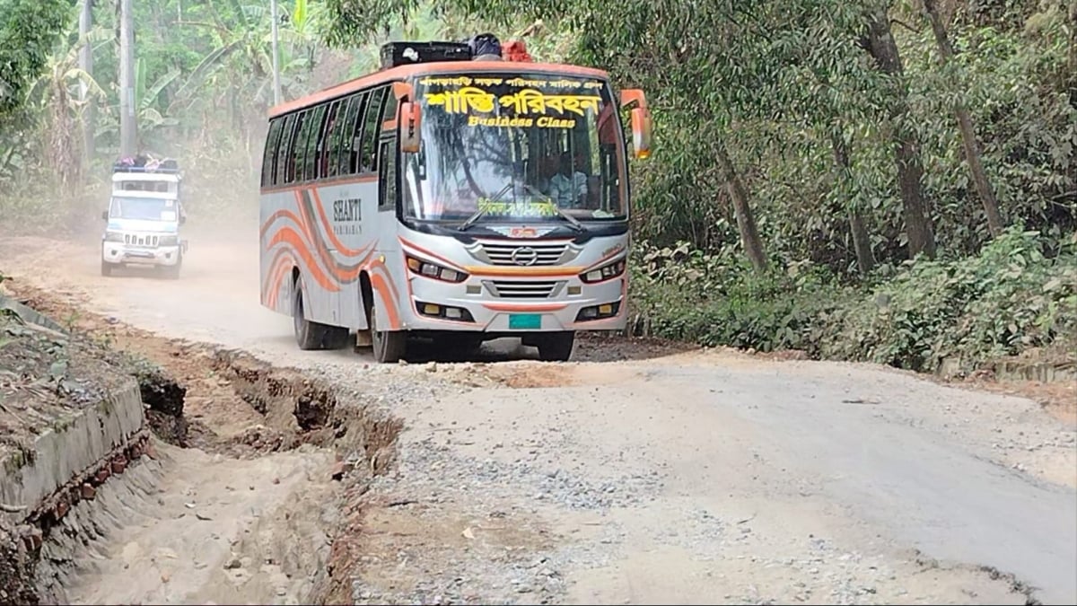 ভারী বৃষ্টিতে সড়কে গভীর খানাখন্দক ও নালা সৃষ্টি হয়েছে। ছবি: রাজনীতি ডটকম