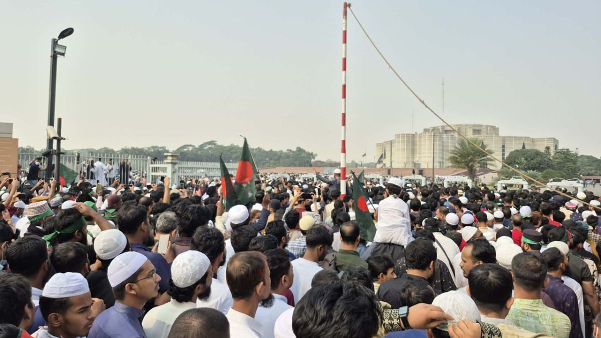 South Plaza turns into a sea of __people to attend Hadi's funeral