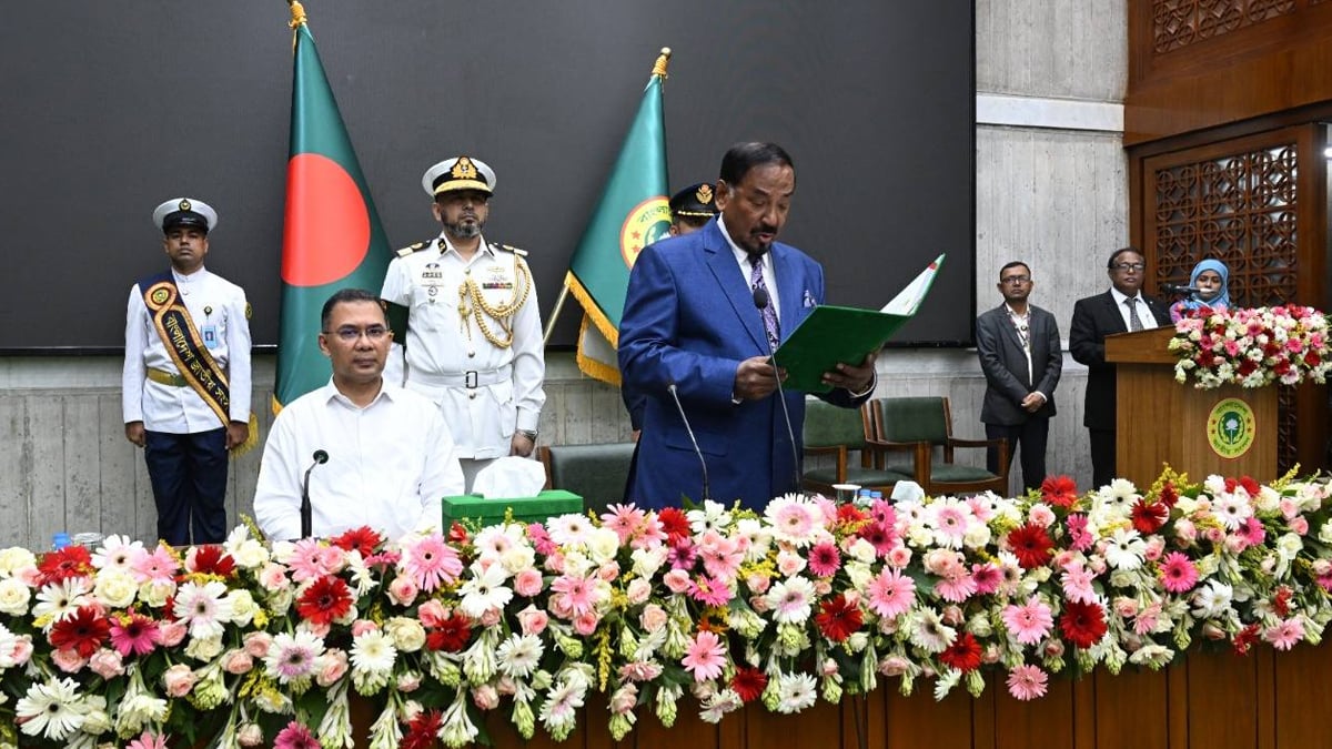 রোববার রাতে নবনির্বাচিত সংরক্ষিত নারী সংসদ সদস্যদের শপথ পড়ান স্পিকার হাফিজ উদ্দিন আহমদ। ছবি: পিএমও
