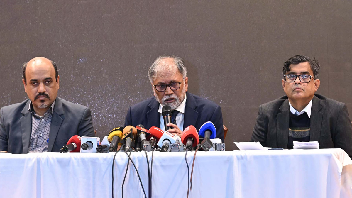 উপদেষ্টা পরিষদের বৈঠকের পর বৃহস্পতিবার বিকেলে ফরেন সার্ভিস একাডেমিতে ব্রিফ করেন প্রধান উপদেষ্টার বিশেষ সহকারী সায়েদুর রহমান। ছবি: পিআইডি