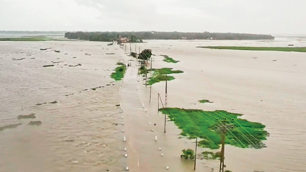 ঘূর্ণিঝড়ের প্রভাবে প্রবল বর্ষণে ডুবে গেছে অনেক এলাকা। ছবি: দ্য আইল্যান্ড অনলাইন, শ্রীলংকা