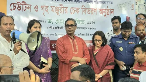 সিরাজগঞ্জের শাহজাদপুরে ঢেউটিন ও অর্থসহায়তা বিতরণ অনুষ্ঠানে স্বাস্থ্য প্রতিমন্ত্রী এম এ মুহিত। ছবি: সংগৃহীত