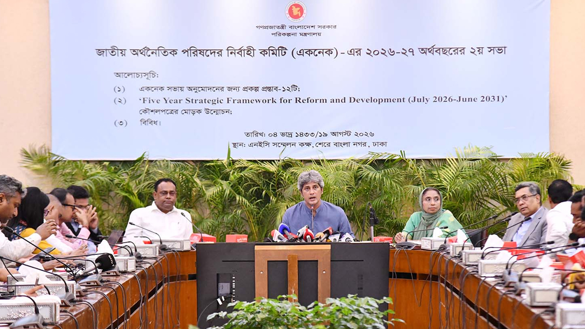 একনেক সভা শেষে সাংবাদিকদের ব্রিফ করেন পরিকল্পনা প্রতিমন্ত্রী জোনায়েদ সাকি। ছবি: পিআইডি