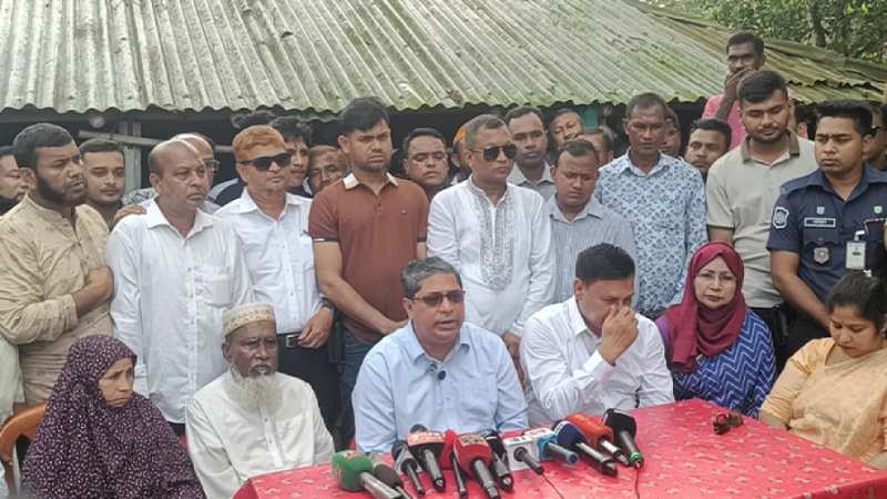 রংপুরের পীরগঞ্জ উপজেলার বাবনপুর গ্রামে প্রতিমন্ত্রী মীর শাহে আলম। ছবি: সংগৃহীত