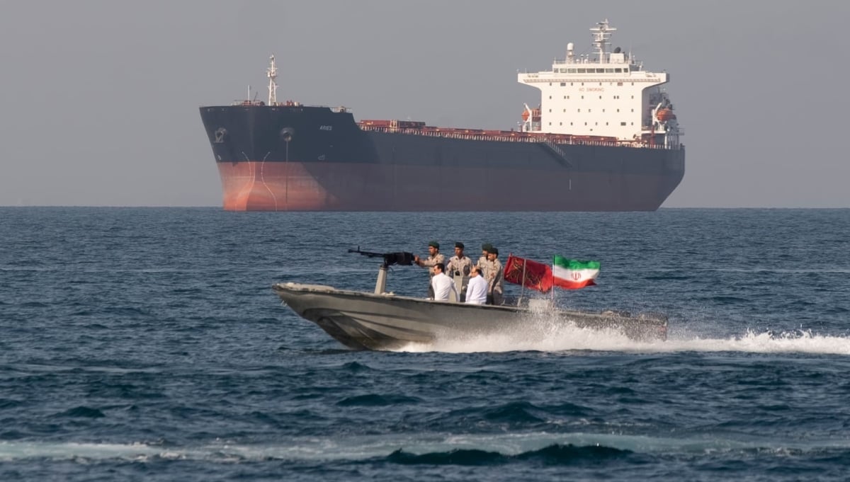 Strait-of-Hormuz-Ship-Passing