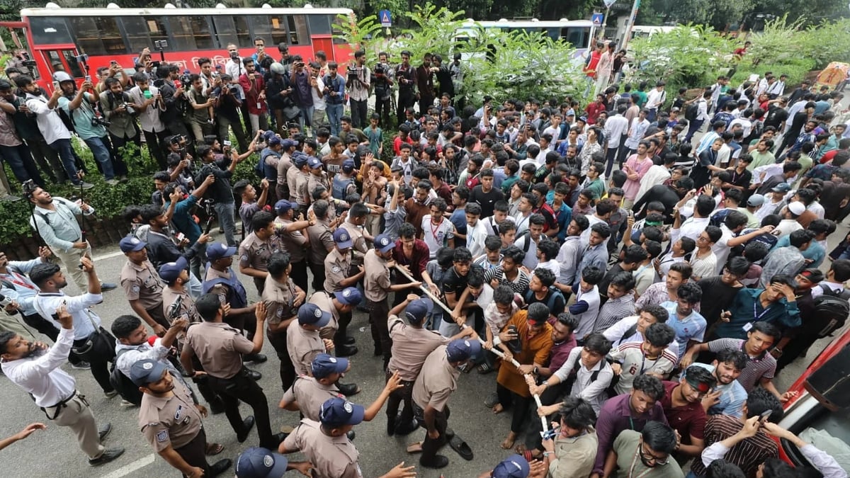 Students Gather at DU VC Square Demanding Education Minister's Resignation, Police Block March