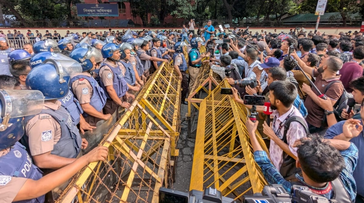 Students' 'Long March' toward Secretariat halted by police outside Shikkha Bhaban