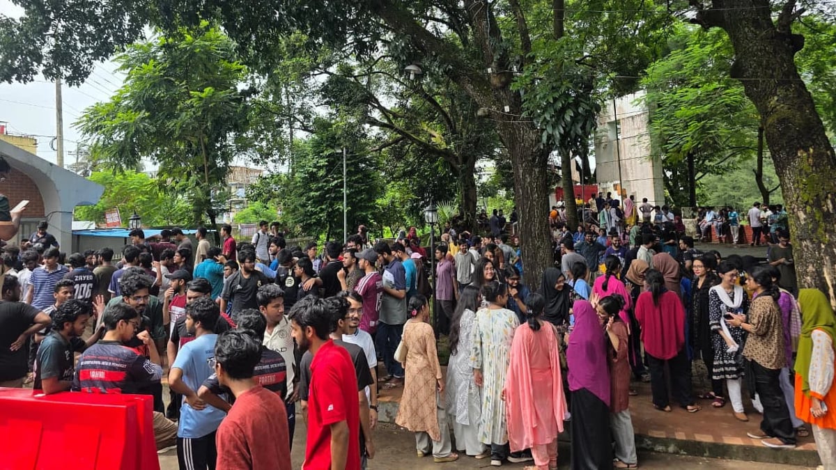 চুয়েটে উপাচার্য পরিবর্তনের প্রতিবাদে শিক্ষার্থীদের ‘কমপ্লিট শাটডাউন’