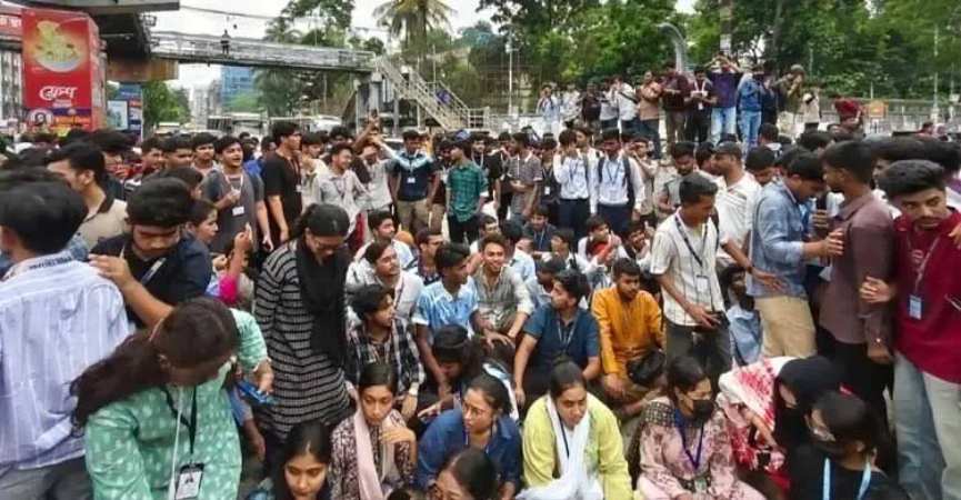 Students block roads and protest demanding the Education Minister's resignation.-