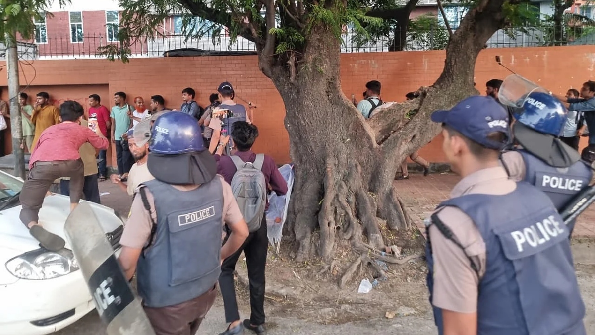 জাতীয় সংসদ ভবনের প্রধান ফটকের সামনে আন্দোলনরত শিক্ষার্থীদের ওপর মারমুখী পুলিশ। ছবি: সংগৃহীত