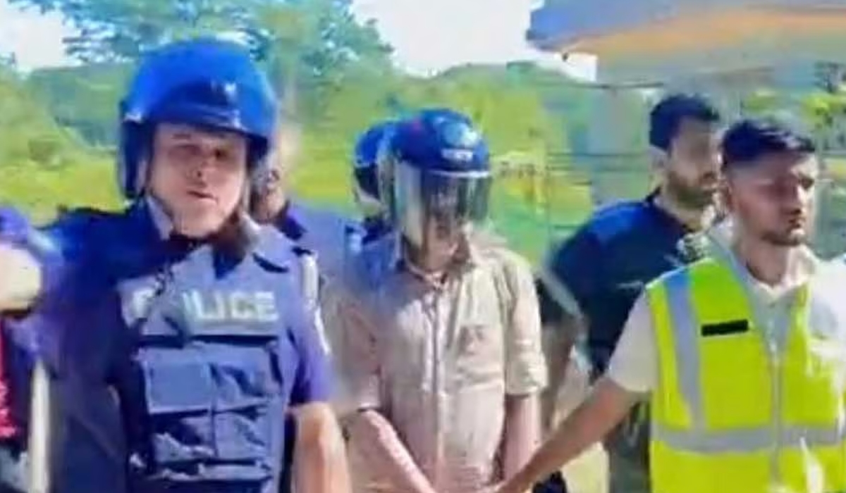 সোমবার বিক্ষোভ শুরু হলে কৃপেশকে হেফাজতে নেয় পুলিশ। ছবি: ভিডিও থেকে নেওয়া