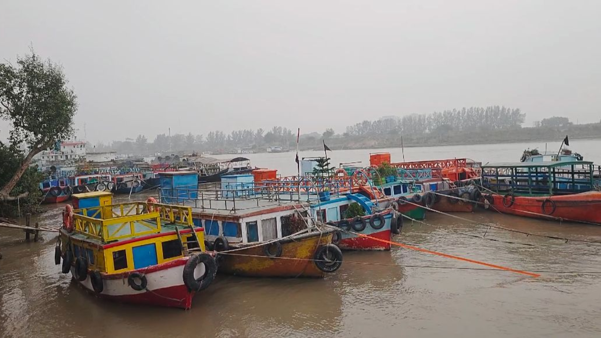 সুন্দরবনে সব ধরনের নৌযান চলাচল বন্ধ, বিপাকে দেশি-বিদেশি পর্যটকরা