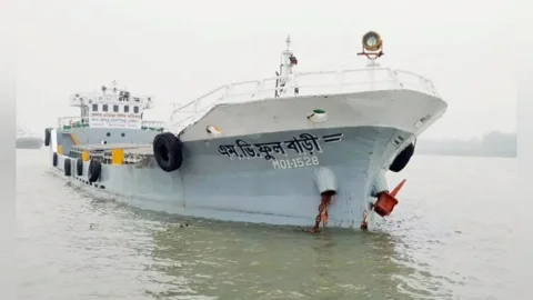 পশুর নদে ডুবলো ১২০০ টন কয়লাবোঝাই কার্গো জাহাজ