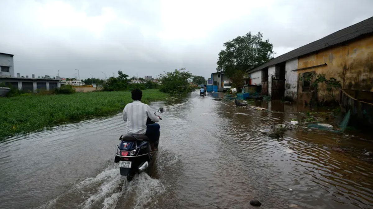 ঘূর্ণিঝড়ের প্রভাবে বহু এলাকায় জলাবদ্ধতা তৈরি হয়েছে। ছবি: সংগৃহীত