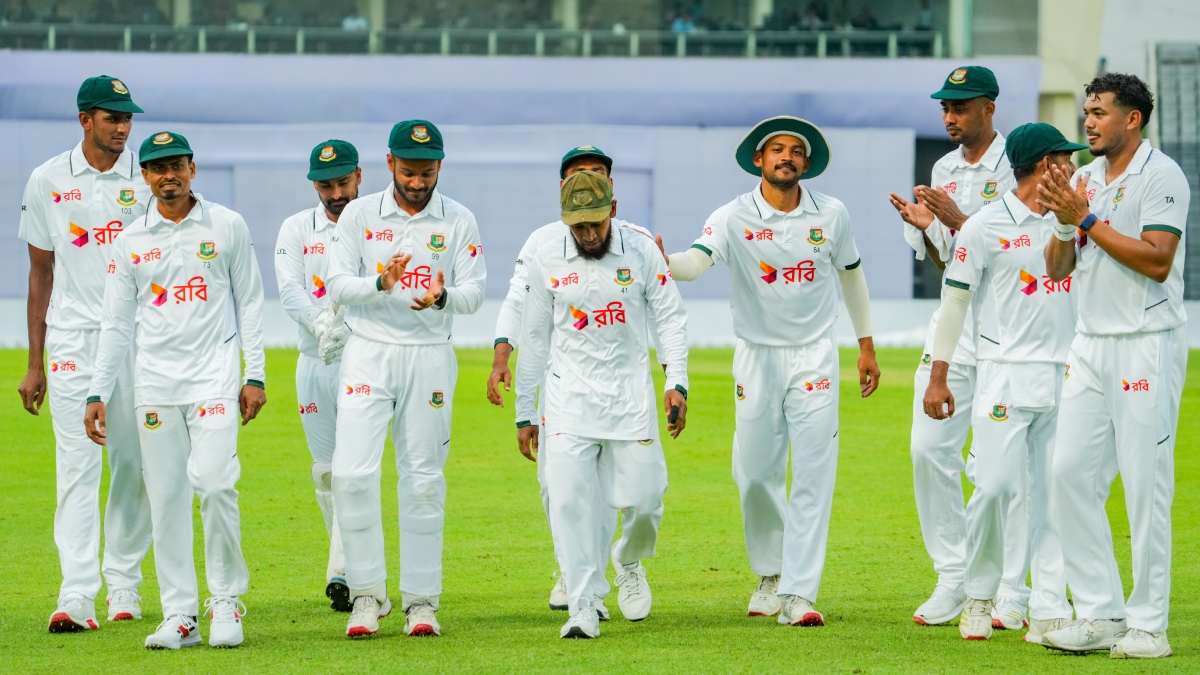 তৃতীয় দিনের খেলা শেষে স্বস্তি নিয়ে মাঠ ছাড়ছে বাংলাদেশ দল। ছবি: সংগৃহীত