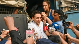মুম্বাইয়ে বিক্ষোভে অংশ নিয়ে আটক বলিউড অভিনেতা ইমরান খান
