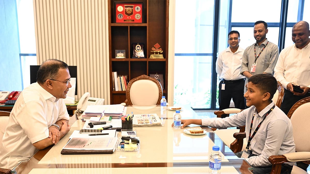 সচিবালয়ে প্রধানমন্ত্রীর কার্যালয়ে প্রধানমন্ত্রী তারেক রহমানের সামনে বসে তাহসিন। ছবি: পিআইডি