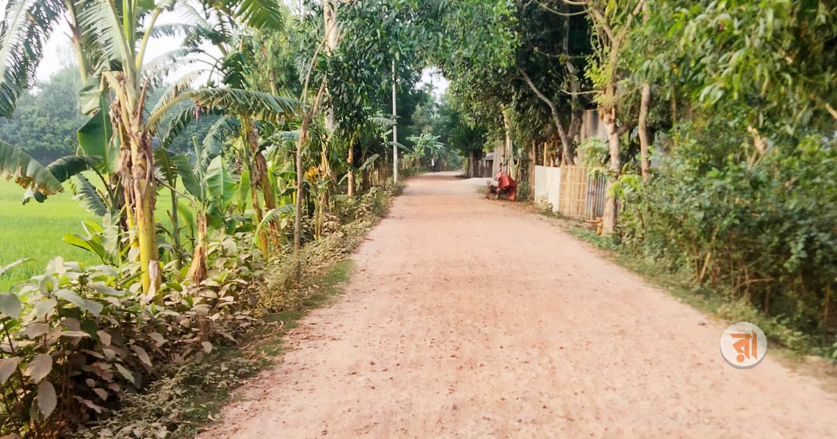 রাস্তার কাজ অসম্পূর্ণ, কিন্তু ঠিকাদার বিল নিয়ে উধাও। দুটি সড়কে এমন নজির পাওয়ায় দুদক এলজিইডির প্রকৌশলীসহ ঠিকাদারদের বিরুদ্ধে মামলা করেছে। ছবি: রাজনীতি ডটকম