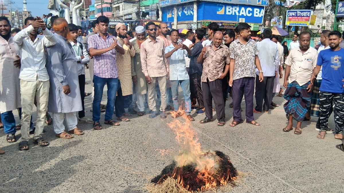 টাঙ্গাইল-৩ আসন থেকে এস এম ওবায়দুল হক নাসিরকে দলের প্রার্থী ঘোষণা করায় লুৎফর রহমান খান আজাদের সমর্থকরা মঙ্গলবার টায়ারে আগুন জ্বালিয়ে টাঙ্গাইল-ময়মনসিংহ মহাসড়ক অবরোধ করেন। ছবি: সংগৃহীত