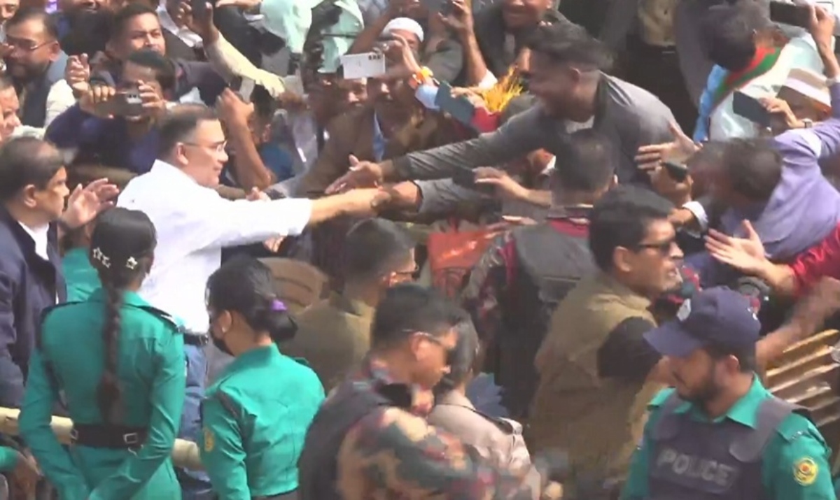 তারেক রহমান সমাবেশস্থলে ঢুকে মঞ্চে না উঠে নেতাকর্মীদের সঙ্গে কুশল বিনিময় করেন, পরে মঞ্চে ওঠেন। ছবি: বিএনপির ফেসবুক পেজ