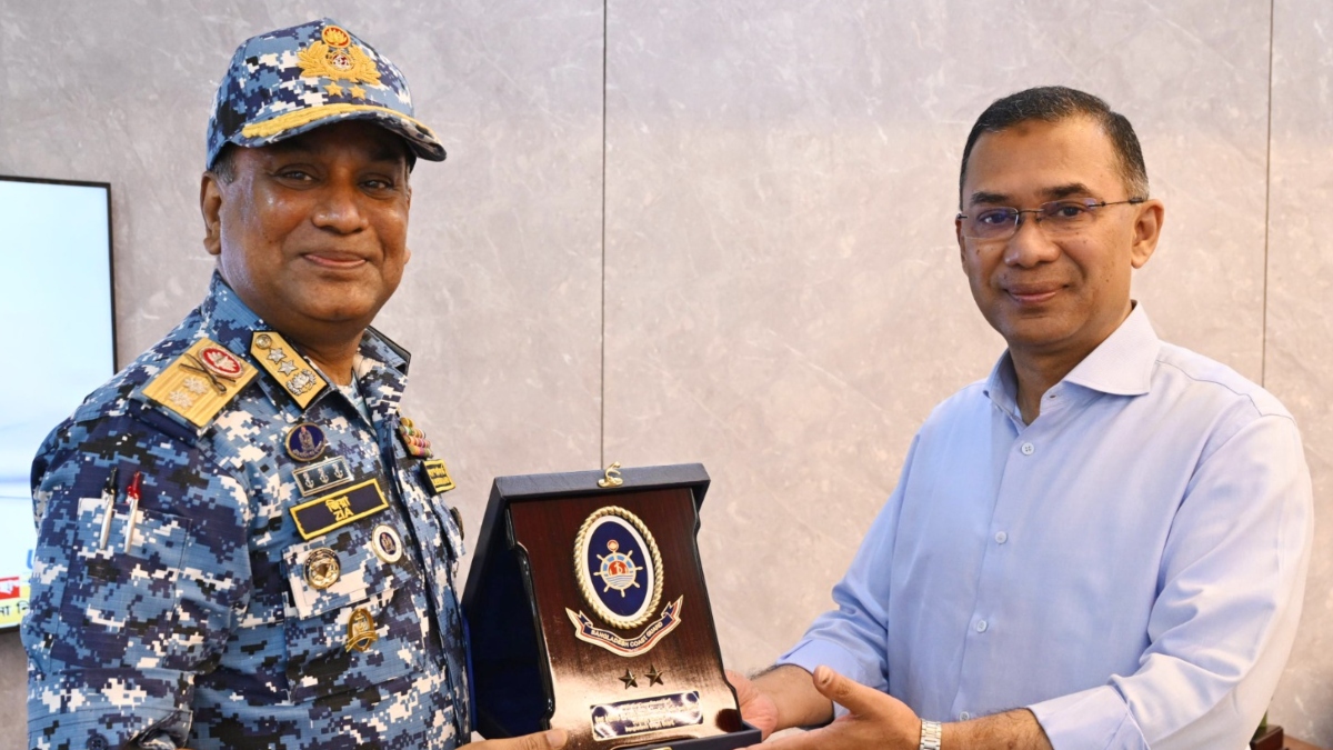 প্রধানমন্ত্রীর সঙ্গে কোস্টগার্ডের মহাপরিচালকের সাক্ষাৎ