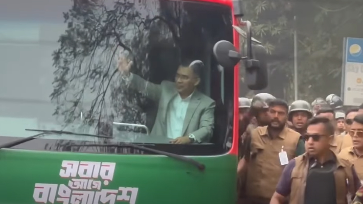দুপাশে নেতাকর্মীদের ভিড়, হাত নেড়ে এগিয়ে চলেছেন তারেক রহমান