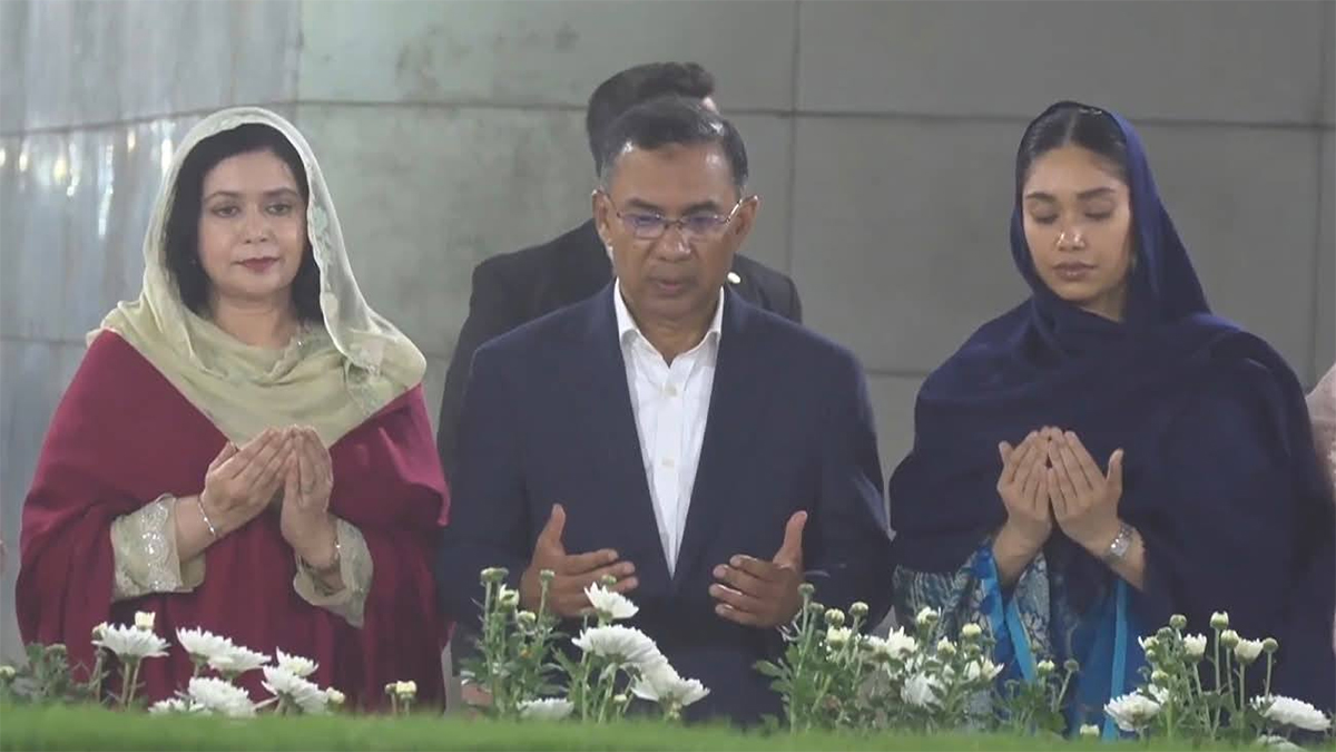 শপথ নিয়ে মা-বাবার কবর জিয়ারত তারেক রহমানের