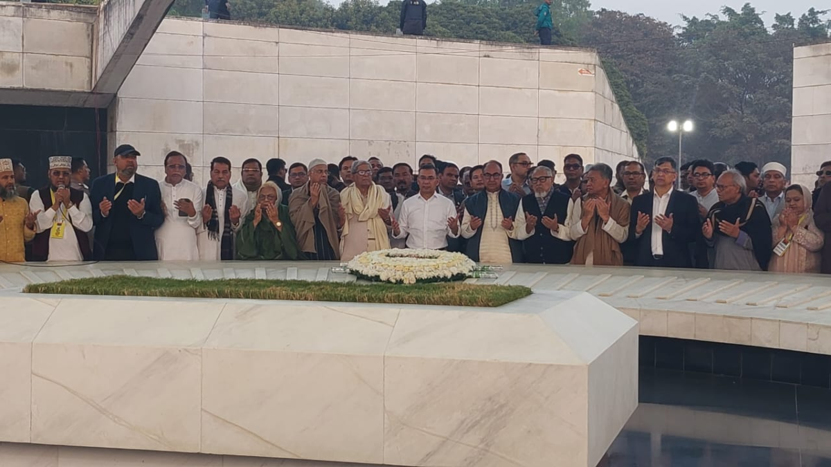 বাবার কবর জিয়ারত করলেন তারেক রহমান