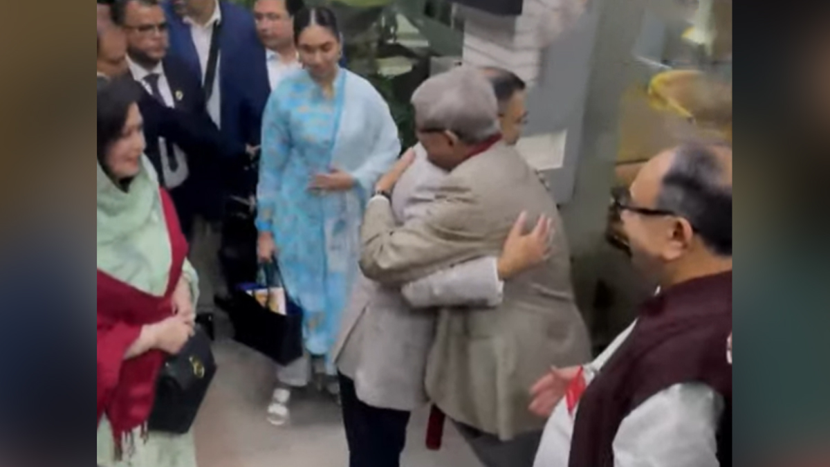 বিএনপি নেতারা শাহজালালে, তারেক রহমানকে উষ্ণ আলিঙ্গন