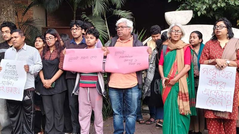 Teachers and students take to the streets demanding justice for the attack on Chayanate