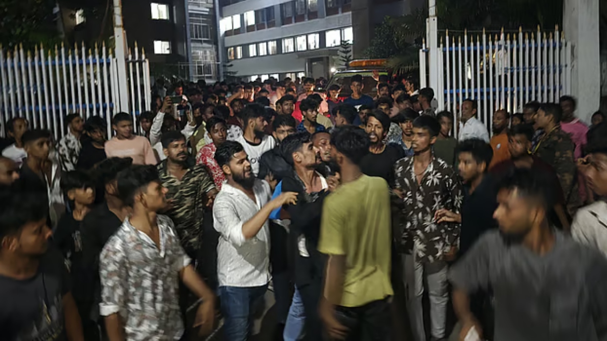 Teen Killed in Mugger’s Stabbing in Narayanganj, Protesters Besiege Police Station with Body