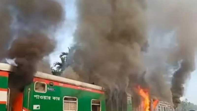 সীতাকুণ্ডে চট্টলা এক্সপ্রেস ট্রেনে ভয়াবহ আগুন